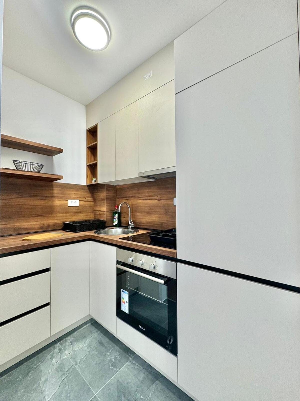 One Bedroom 777 Apartment
