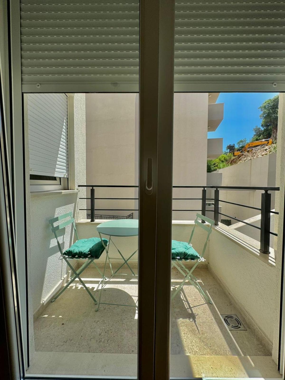 One Bedroom 777 *